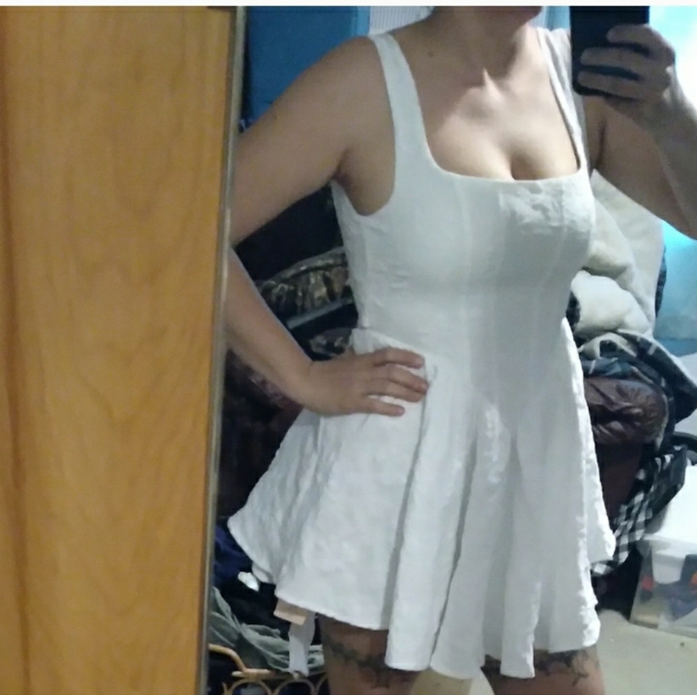 Elegant White Sleeveless Dress